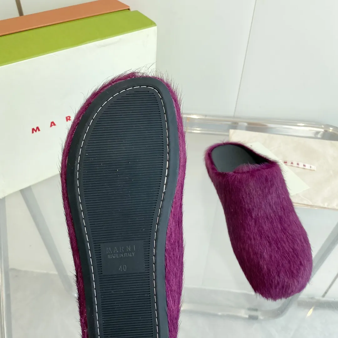 💕💕Factory direct selling price p520💕💕 Men's size +20 🔥🔥🔥 MARNI Sabot horse hair slippers A giant trendy horse hair slipper with a toe cap for all seasons, making it a beautiful landscape. The texture makes your feet more beautiful, confident and comfortable. It is a symbol of taste whether you wear it at home or outside! The real thing is very textured and the comfort is great. Fabric: horse hair. Lining: leather lining. Foot pads: leather. Sole: leather insole, rubber sole. Size: women's size 35-40. men's size: 40-46. Complete package.
